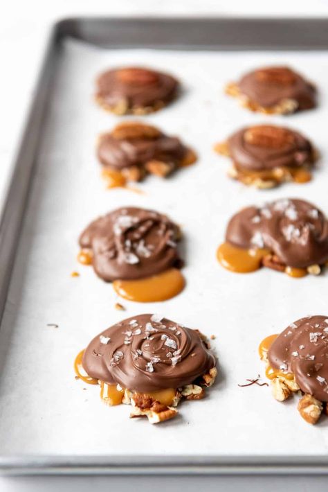 Our easy Homemade Turtles are made with chewy caramel, toasted pecans, and rich chocolate for one of the BEST Christmas candy recipes that you really can (and should!) enjoy all year round. They can be made without a candy thermometer in under 30 minutes for a fun treat that makes a great edible gift for friends and neighbors! #turtles #candy #pecans #chocolate #caramel #clusters #Christmas #holiday #easy #dessert Homemade Turtles Easy, 4h Baking Ideas, Homemade Caramel For Turtles, Christmas Turtles Candy, Baked Good Christmas Gifts Holiday Treats, Homemade Pecan Turtles, Turtle Recipe Using Caramels, Christmas Desserts Gifts Boxes, Christmas Turtle Candy