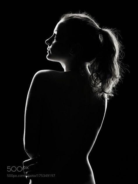 Chiaroscuro Photography, Backlight Photography, Shadow Portraits, Low Key Portraits, Light And Shadow Photography, Low Key Photography, Dark Portrait, Studio Portrait Photography, Body Art Photography