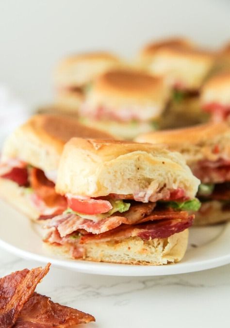 These mini BLT sliders are the perfect party snack or quick meal! Made with crispy bacon, fresh lettuce, juicy tomatoes, and creamy mayo, all sandwiched between soft and sweet Hawaiian rolls, they’re sure to be a crowd-pleaser. Ready to take your classic BLT to the next level? These bite-sized treats are easy to make and impossible to resist! 😋 #BLT #Sliders #HawaiianRolls #EasyRecipes Blt Appetizer, Sliders With Hawaiian Rolls, Blt Sliders, Mini Blt, Ground Beef Sliders, Sweet Hawaiian Rolls, Hawaiian Bread, Pumpkin Vegetable, Beef Sliders