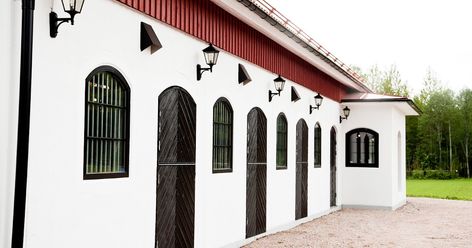 För fyra år sedan kontaktade en kund mig och frågade mig om jag kunde rita ett nytt stall åt dom då deras gamla stall hade brunnit ned. Som... Dream Stables, Carport Garage, Horse Dressage, Dream Barn, Country Houses, Horse Stables, Horse Barns, Horse Barn, Horse Farms