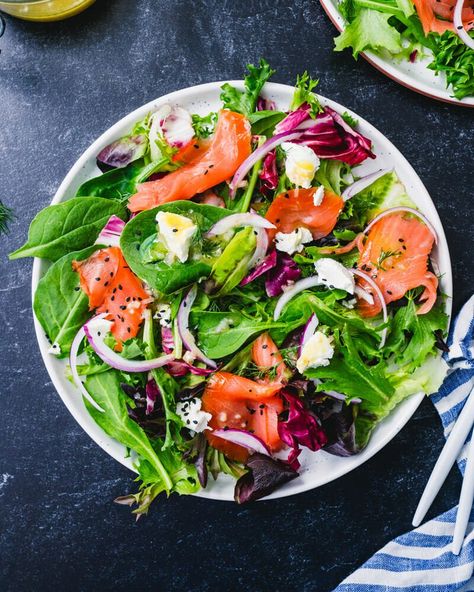 This smoked salmon salad is the ideal quick dinner: no cooking involved! It's fresh, healthy, and full of big flavor. #smoked #smokedsalmon #salmon #salmonsalad #smokedsalmonsalad #nocook #nocookdinner #easydinner #fastdinner Smoked Salmon Salad Recipes, Pecan Crusted Salmon, Smoked Salmon Salad, Salmon Salad Recipes, Smoked Salmon Recipes, Easy Salmon Recipes, Salmon And Asparagus, Best Salad Recipes, Salmon Salad