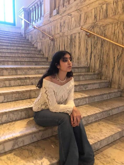 stair pose / aesthetic pose on staircase / white sweater and pearls / museum photo Person Sitting On Stairs Reference, Sitting Stairs Pose, Sitting On The Stairs Pose, Sitting On Stairs Reference, Person Sitting On Stairs, Sitting On Ledge Pose, Sitting On Stairs Poses, Photos On Stairs, Pose Assise