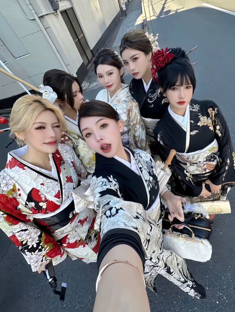 Japan Kimono Aesthetic, Female Mafia, Yukata Women, Geisha Kimono, Pretty Kimonos, Kimono Hair, Japanese Traditional Clothing, Traditional Japanese Kimono, Kimono Outfit