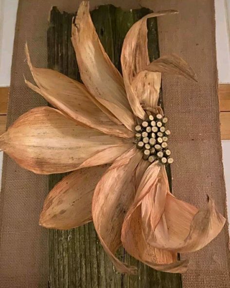 Palm Tree Crafts, Leaf Art Diy, Corn Husk Crafts, Palm Frond Art, Fall Decor Diy Crafts, Deco Champetre, Palm Tree Art, Deco Nature, Corn Husk