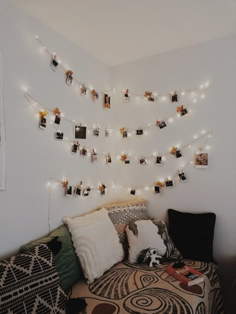 Photo Garland Ideas, Fairy Lights Decor Ideas, Light Picture Wall, Fairy Lights Decor, Polaroid Wall, Fairy Lights Bedroom, Room Stuff, Room Makeover Inspiration, Pisco