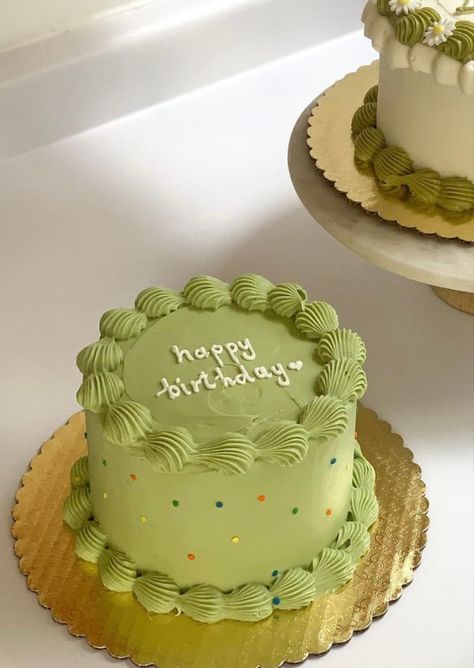 Cute Green Cake Aesthetic, Green Birthday Cakes For Men, Round Birthday Cakes For Men, Green Cake For Men, Simple Cake Decorating For Men, Simple Green Cake, Cute Green Cake, Men’s Round Birthday Cake, Green Round Cake