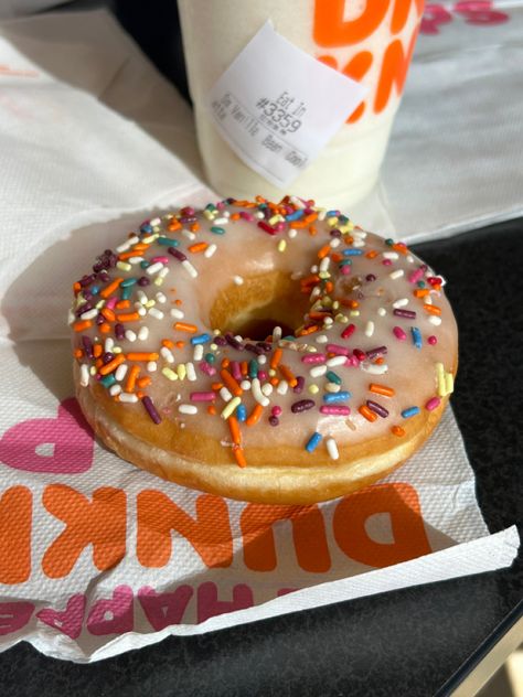 Donkin Donuts, Vanilla Donut, Donut With Sprinkles, Pretty Desserts, Sprinkle Donut, Birthday Breakfast, Food Coma, Food Therapy, Vanilla Frosting