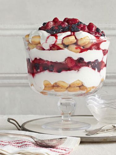 Vanilla Yogurt and Berry Triflecountryliving Christmas Trifle Recipes, Trifle Recipes Easy, Raspberry Trifle, Trifle Dessert Recipes, Christmas Trifle, Fruit Desserts Easy, Berry Trifle, Fruit Dessert Recipes, Trifle Desserts