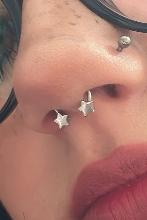 Y2k Septum Piercing, Star Tounge Piercing, Star Lip Piercing, Star Septum Piercing, Pretty Septum Piercing, Cute Face Piercings, Piercings Y2k, Y2k Piercings, Cool Septum Jewelry