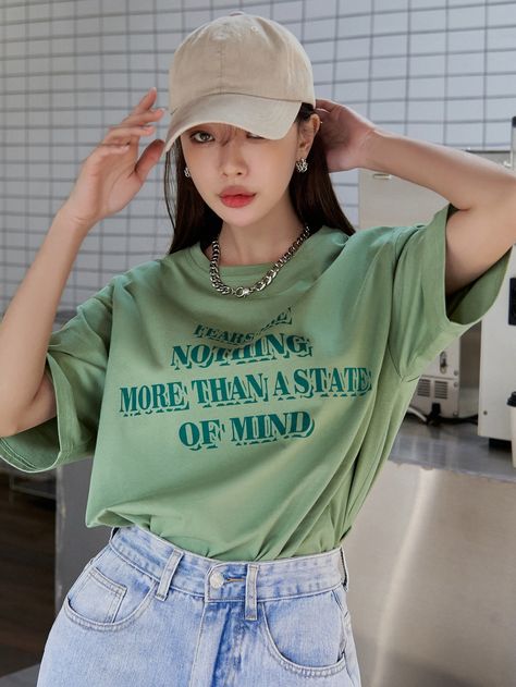 Oversize Outfits, Business Tshirt, Casual Summer Clothes, Summer Outfits Ideas, Drop Shoulder Tee, Winter Jeans, Green Tshirt, Tshirt Outfits, Ely