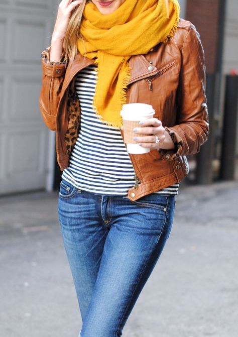 The perfect fall look: a striped tee, jeans, your favorite scarf, and a cognac leather jacket! Leather Jacket Outfit Winter, Mustard Scarf, Winter Leather Jackets, Mode Tips, Blazer Outfit, Leather Jacket Outfits, Mode Casual, Thanksgiving Outfit, Brown Leather Jacket