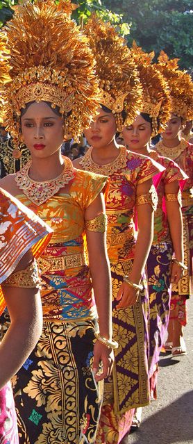 Women in traditional Balinese dress, Bali, Indonesia. Bali Art, Festival Art, Costumes Around The World, Bali Lombok, Asian Textiles, Folk Costume, July 12, World Cultures, People Of The World