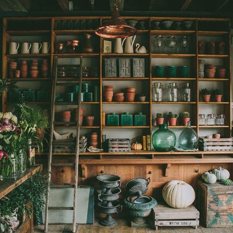 Copper and green potting shed - helloancollie Organizations Ideas, Flower Shop Interiors, Bar In Casa, Shed Organization, Smart Garden, Potting Sheds, Building A Shed, Potting Shed, Floral Shop