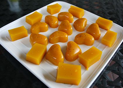 Add more turmeric to your diet the same way kids take their vitamins -- in gummies! Except these are homemade and can give you a daily boost of anti-inflammatory compounds. Gut Healing Gummies Recipe, Homemade Vitamins, Pineapple Gummies, Gummy Recipes, Turmeric Gummies, Healthy Gummies, Homemade Gummies, Pineapple Health Benefits, Joe Cross