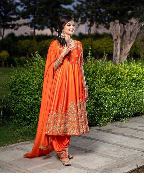 Heavy Frock Suit Design, Orange Suits Punjabi, Dogri Suits, Orange Punjabi Suit, Bridal Salwar Suits, Salwar Suits For Wedding, Printed Frocks For Women, Frock Suit Ideas, Frock Styles