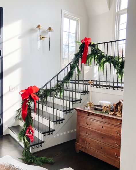 Garland Staircase, Christmas Garland Staircase, Staircase Christmas, Staircase Garland, Holiday Interior, Ribbon Storage, Blue Christmas Decor, Classic Christmas Decorations, Happy December