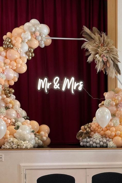 Neon Mr And Mrs Sign, Bridal Shower Props, Snap Photos, 16 Balloons, Unique Wedding Photos, Wedding Neon Sign, Mr And Mrs Wedding, Neon Wedding, Head Table