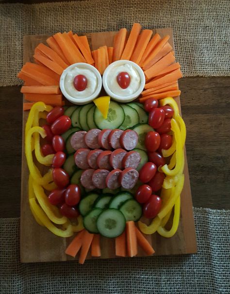 Owl plater - Woodland Theme Party - First birthday Woodland Veggie Tray Ideas, Woodland Party Food, Woodland Theme Party, Owl Birthday Party Ideas, Owl Themed Birthday Party, Birthday Owl, Veggie Platter, Forest Birthday Party, Owl Birthday Parties