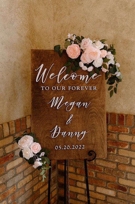 Wedding Hall Entrance Decorations, Engagement Welcome Board Ideas, Congratulations Flowers, Wedding Church Decor, People Celebrating, Reception Entrance, Wedding Welcome Board, May Wedding, Wedding Mehndi Designs