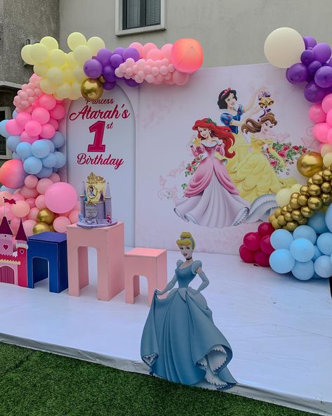 ✨ The Backdrop of our dreams ✨ ——— Beautiful,detailed luxurious and colorful This is what people mean by there’s class in simplicity And we are here for all the glamour What do you think? Decor by @partybydearkefty . #eventsinlagos #decoratorsaroundme #partybydearkefty #balloondecoratorsaroundme Football Theme Birthday, Princess Theme Birthday, Football Theme, Football Themes, Disney Princess Party, Princess Theme, Theme Birthday, S Class, Princess Party