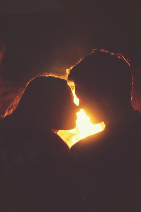 Fireside kiss love cute couples kiss outdoors fire camping glow- this would be cute for a fall wedding invite The Darkest Minds, Beltane, Cute Couples Kissing, Kissing Couples, Two People, Hopeless Romantic, Campfire, Couple Photography, True Love