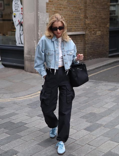 Chic Cargo Pants Outfit Ideas That Prove You Need A Pair in 2024 Black Cargo Pants Outfit Women, Cargo Pants Outfit Winter, White Denim Jeans Outfit, Cargo Pants Outfit Street Style, Black Cargo Pants Outfit, Cargo Pants Women Outfit, Army Outfit, Cargo Pants Outfit Women, Cargo Outfit