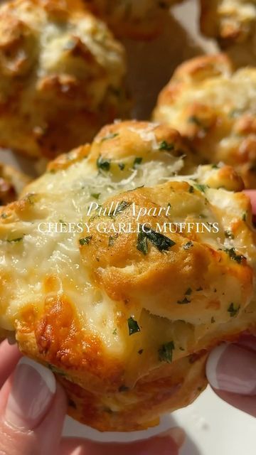 Sheila Williams on Instagram: "cheesy garlic bread muffins | pull-apart style with garlic butter, mozzarella & parsley. Perfect little appetizer or game day snack. Hope you enjoy this tutorial & let me know if you make it✨ Recipe (makes 6 large muffins) •dice one can of homestyle biscuit dough into small pieces •add to a bowl with 1/4 cup chopped parsley •add 3tbsp melted butter with 1tsp garlic herb seasoning •dice 4-5 mozzarella cheese sticks & add to bowl •gently mix it all together •form into balls and place in cupcake pan •bake at 375 for 15 minutes #cheesybread #garlicbread #easyrecipes #snackideas #easysnack #appetizers #appetizerideas #quickrecipes #holidayrecipes #gamedaysnacks #biscuits" Garlic And Cheese Bread Recipes, Biscuit Dough Appetizers, Garlic Cheese Muffins, Cheesy Garlic Muffins, Cheesy Garlic Bread Muffins, Garlic Bread With Pillsbury Biscuits, Garlic Muffins, Garlic Bread Muffins, Biscuit Garlic Bread Pull Apart