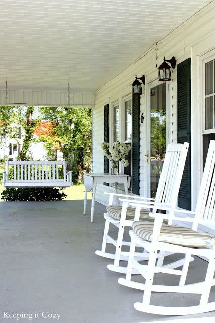 Remodelando la Casa: 10 Amazing Summer Porches Rustic Farmhouse Front Porches, Farmhouse Front Porch Decorating, Farmhouse Front Porch Decor, Veranda Design, Porch Design Ideas, Porch Life, Farmhouse Patio, Rocking Chair Porch, Building A Porch