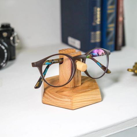 Cute Wooden Gifts, Wooden Eye Glasses Holder, Diy Glasses Holder Stand, Small Woodworking Gifts, Eyeglass Holder Stand Wood, Wood Products That Sell, Wooden Product Design, Wooden Pulley Ideas, Wood Glasses Holder