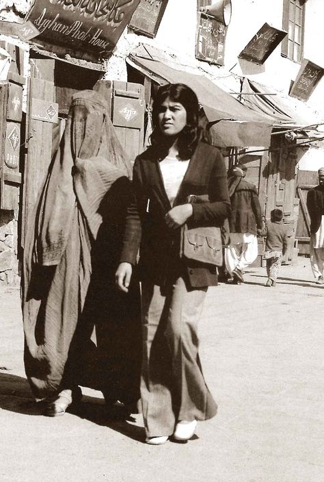 1970s-Afghan-student---Moesgaard-archives Afghan Aesthetic, Afghan Art, Afghan People, Afghanistan Women, Afghanistan Culture, Close Calls, Iran Pictures, Middle Eastern Fashion, Afghan Girl