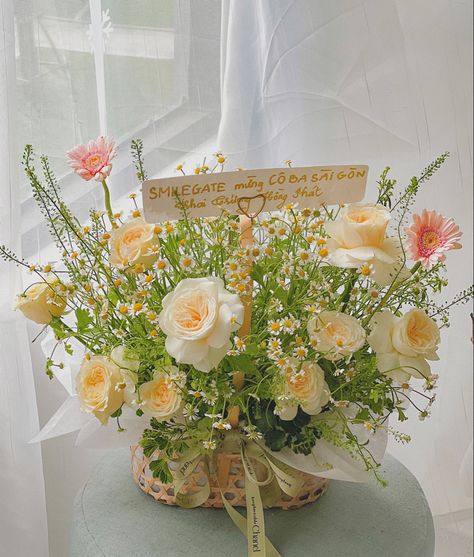 Flower Arrangements In A Basket, Basket Floral Arrangements, Flowers In Baskets, Basket Arrangement, Basket Flower Arrangements, Bouquet Images, White Flower Arrangements, Flower Arrangement Designs, Flower Bouquet Diy