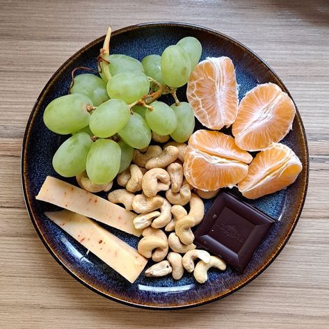 Healthy Snacks With Fruit, Snack Plate Lunch, Italian Snacks, Snack Plates, Eat Pretty, Healthy Food Dishes, Healthy Food Motivation, Healthy Lifestyle Food, Think Food