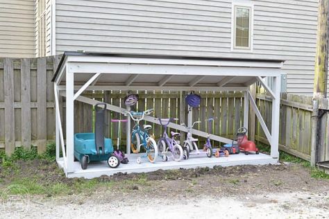 25 Useful Outdoor Toy Storage Ideas to Keep Your Family Organized! Shed Playhouse, Outdoor Toy Storage, Outdoor Bike Storage, Diy Roofing, Backyard Structures, Backyard Toys, Diy Toy Storage, Toy Storage Solutions, Build A Playhouse