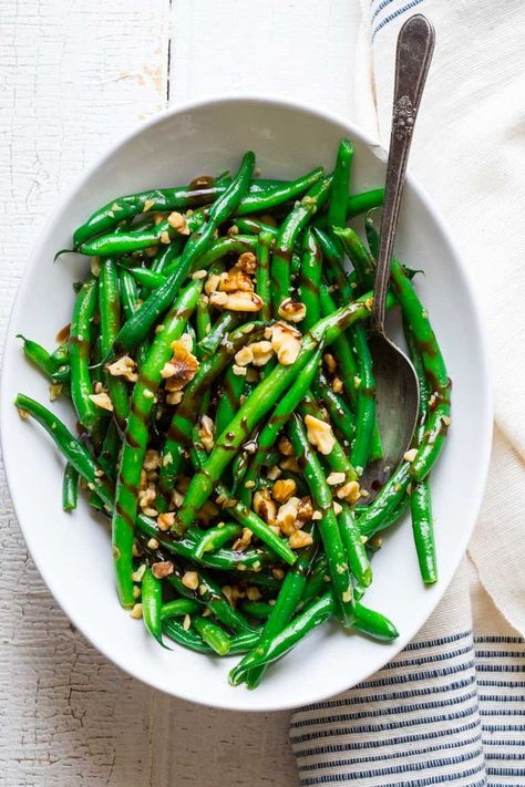 These Green Beans with Walnuts and Balsamic are one of my favorite vegetable side dishes of all times! Simple, quick, elegant and delicious. | Healthy Seasonal Recipes #glutenfree #vegan #sidedish #paleo #greenbeans #healthy #vegetables #kidfriendly #thanksgiving Balsamic Green Bean Recipes, Easy Green Bean Recipes, Balsamic Green Beans, Thanksgiving Side Dishes Healthy, Thanksgiving Vegetables, Healty Dinner, Walnut Recipes, Keto Side Dishes, Vegetable Side