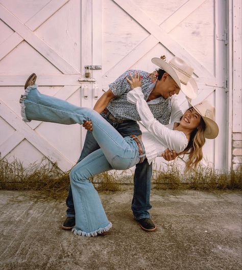 Western Couple Outfit Ideas, Cowboy Cowgirl Photoshoot, Cowboy Cowgirl Couple Photoshoot, Country Style Photoshoot Ideas, Cowboy And Cowgirl Photoshoot, Cowboy And Cowgirl Couple Pictures, Western Photoshoot Ideas Couple, Cowboy Couple Pictures, Couple Photoshoot Country