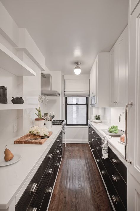 galley kitchen black cabinets Galley Kitchen Ideas Narrow, Black Lower Cabinets, White Galley Kitchen, Galley Kitchen Layout, Small Galley Kitchen, Galley Kitchen Design, Bold Kitchen, Galley Kitchen Remodel, Galley Kitchens