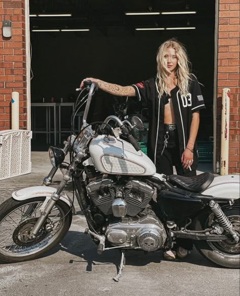 Harley Girl Aesthetic, Women On Harleys Motorcycles, Truly Aesthetic, Aesthetic Bike, Motorcycle Gang, Biker Aesthetic, Biker Babe, Biker Gear, Biker Gang