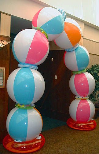 Beach ball arch. I found instructions on how to make the arch way. Cool for beach or pool party birthday. After cake and presents, take arch apart and one beach ball to each guest! favors done. Margaritaville Party Decor, Hawaiian Party Theme Ideas, Beach Ball Arch, Ball Arch, Tropisk Fest, Beach Ball Party, Water Birthday, Party Entrance, Pool Party Ideas