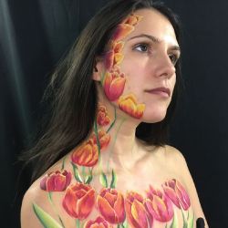 Spring Tulips Design Video by Shelley Wapniak – Facepaint.com Tulip Face Paint, Flower Body Painting, Flower Inspired Makeup, Tulip Makeup, Artistic Eyeshadow, Makeup Fantasi, Makeup Karakter, Tulips Design, Eyeshadow Designs