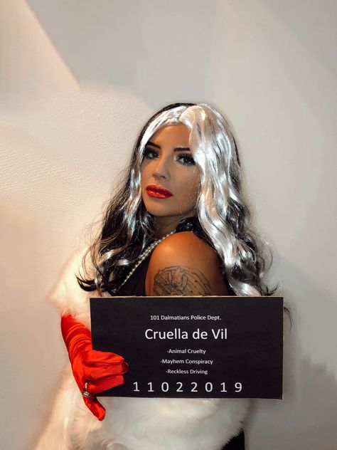 Cruella Deville Party Decorations, Cruella Deville Party, Cruella Deville Makeup Halloween, Cruella Deville Makeup, Disney Villains Makeup, Adult Halloween Party Decorations, Villains Halloween, Modest Halloween Costumes, Cruella Deville Costume