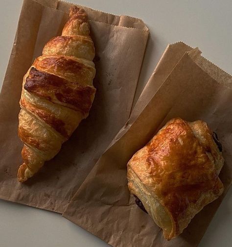 croissant breakfast danish pastery chocolate food inspo #food #breakfast #breakfastideas #coffee #croissant #chocolate #instagram #aesthetic Croissant Aesthetic, Think Food, Food Obsession, Cafe Food, Beautiful Food, Food Recipe, Pretty Food, Food Cravings, I Love Food