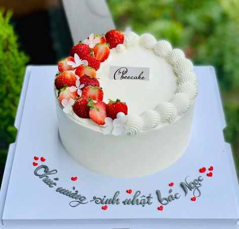 Strawberry Anniversary Cake, Strawberry And Cream Cake Decoration, Strawberry Cheesecake Wedding Cake, Cake Decoration With Strawberries, Mixed Fruit Cake Design, Fresh Cream Cake Decoration, Fresh Fruit Cake Decoration, Fresh Fruit Cake Design, Peach Cake Design