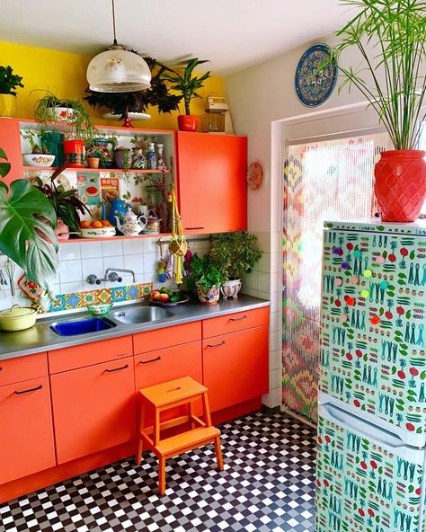 Apartment Kitchen Colorful, Colorful Eclectic Home Kitchen, Small Colorful Kitchen, Colorful Eclectic Home Bedroom, Colorful Rental Kitchen, Bright Retro Kitchen, Trippy Kitchen Decor, Colorful Kitchen, Fun Kitchen