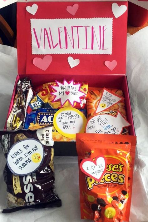 Valentines Day Gifts for Him That Will Show How Much You Care! ★ See more: http://glaminati.com/valentines-day-gifts-for-him/ Hamper Gifts, Pinterest Valentines, Diy Valentines Day Gifts For Him, Roses Valentine, Gifts Husband, Hadiah Valentine, Presente Diy, Valentines Gift Bags, Hari Valentine