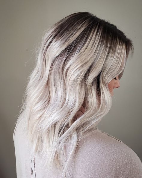 Icy Blonde Smudge Root, Root Shadow Blonde Short, Hair Color Ideas Dark Roots Light Ends, Blonde Hair Brown Root Smudge, Dark Rooted Blonde Hair, Root Smudge Icy Blonde, Smudged Roots Blonde, Root Smudge Blonde Dark Roots, Ash Blonde Hair Root Smudge