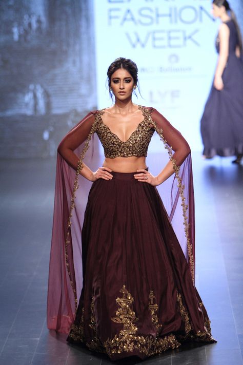 Ridhi Mehra at Lakmé Fashion Week winter/festive 2016 | Vogue India | Fashion | Fashion Shows New Style Lengha Choli, Unique Blouse Designs Indian Bridal Fashion, Naira Dresses, Indian Fashion Show, Ridhi Mehra, Pakistan Wedding, Latest Saree, India Fashion Week, Bollywood Outfits