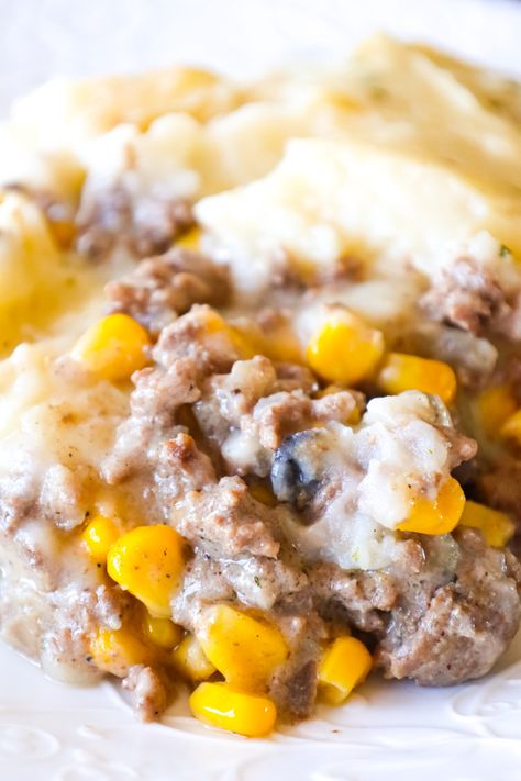 Crock Pot Shepherd's Pie is an easy slow cooker ground beef dinner recipe loaded with corn, cream of mushroom soup and mashed potatoes. Frozen Mashed Potatoes, Hamburger Meat Recipes Easy, Best Shepherds Pie Recipe, Corn Cream, Slow Cooker Ground Beef, Ground Beef Dinner, Chicken Crockpot Recipes Healthy, Crock Pot Potatoes, Crockpot Pork Chops