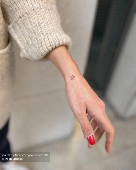 Tiny star tattooed on the wrist, minimalistic style. Star Tatoos Arms, Tattoo Etoile, Star Foot Tattoos, Star Tattoo On Wrist, Small Star Tattoos, Meaningful Wrist Tattoos, Cuff Tattoo, Tiny Tattoos For Women, Tiny Wrist Tattoos