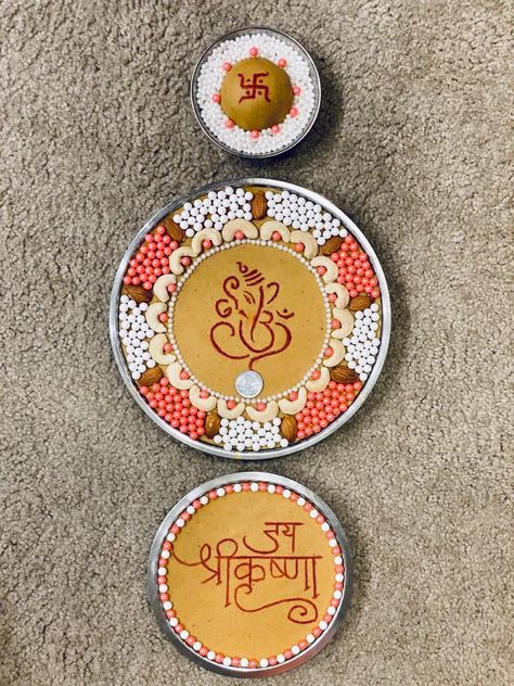 Ganesh Chaturthi Thali Decoration, Ganesh Aarti Thali Decoration Ideas, Satu Decoration Ideas, Ganpati Thali Decoration Ideas, Teej Festival Packing Ideas, Teej Decorations, Sattu Decoration Ideas, Teej Festival Decoration Ideas, Sattu Decoration