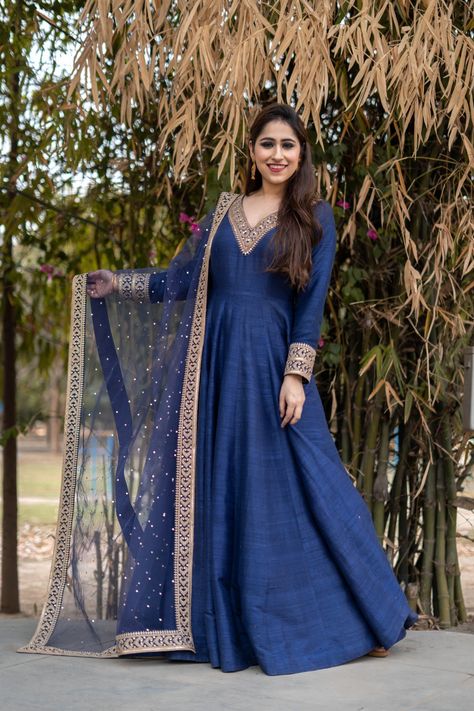 Sari Dress Pattern, Raw Silk Anarkali, Mukaish Dupatta, Gown Patterns, Diwali 2024, Designer Dresses Elegant, Partywear Suits, Mehndi Outfit, Anarkali Dresses